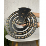 Настінний круглий вічний календар з дерева з логотипом чи іменними гравіюванням - image-0